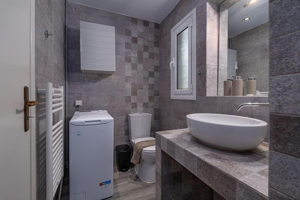 Peaceful 2 Bedroom In Glyfada Center アテネ エクステリア 写真