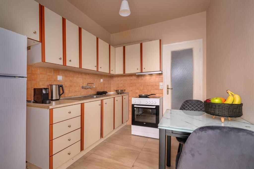 Peaceful 2 Bedroom In Glyfada Center アテネ エクステリア 写真